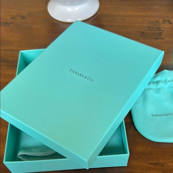 Tiffany @ Co Tri-Color Interlocking Ring Necklace impeccable condition dust bag - Picture 8 of 9